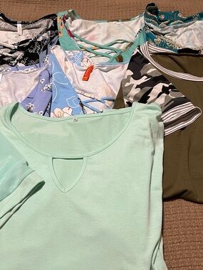 7– Women’s Shortsleeved Tops— Size XL